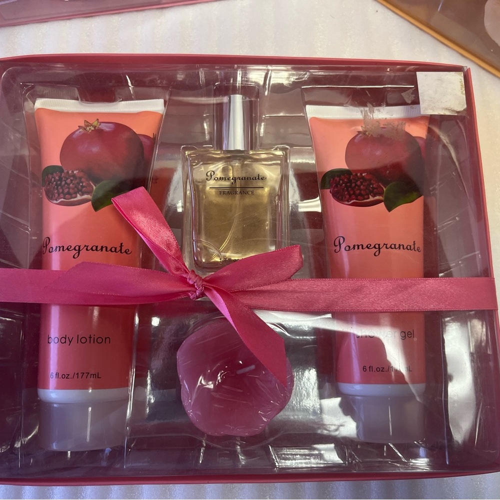 NWT Gift Set Pomegranate Shower Gel Body Lotion Fragrance Gift set
4 pc - Picture 1 of 3